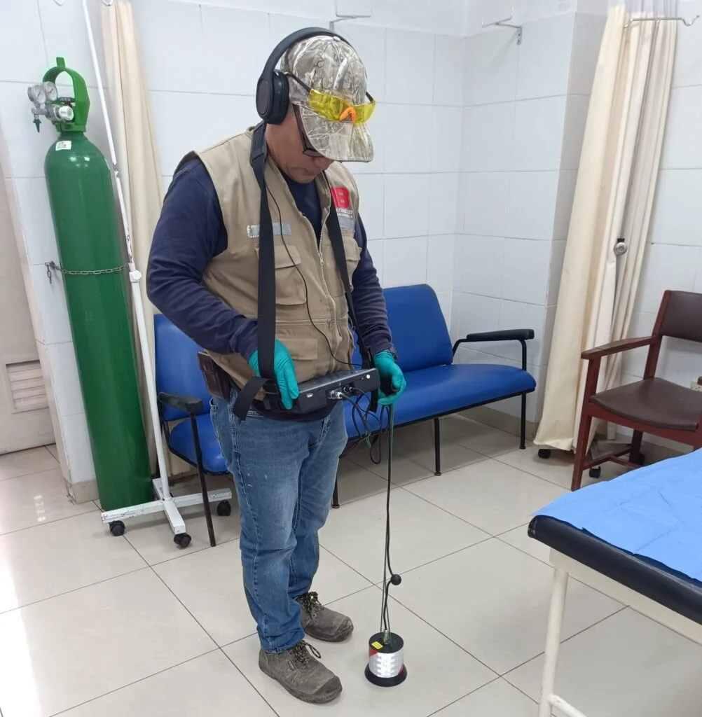 Ultrasonido - Técnico localizando fuga